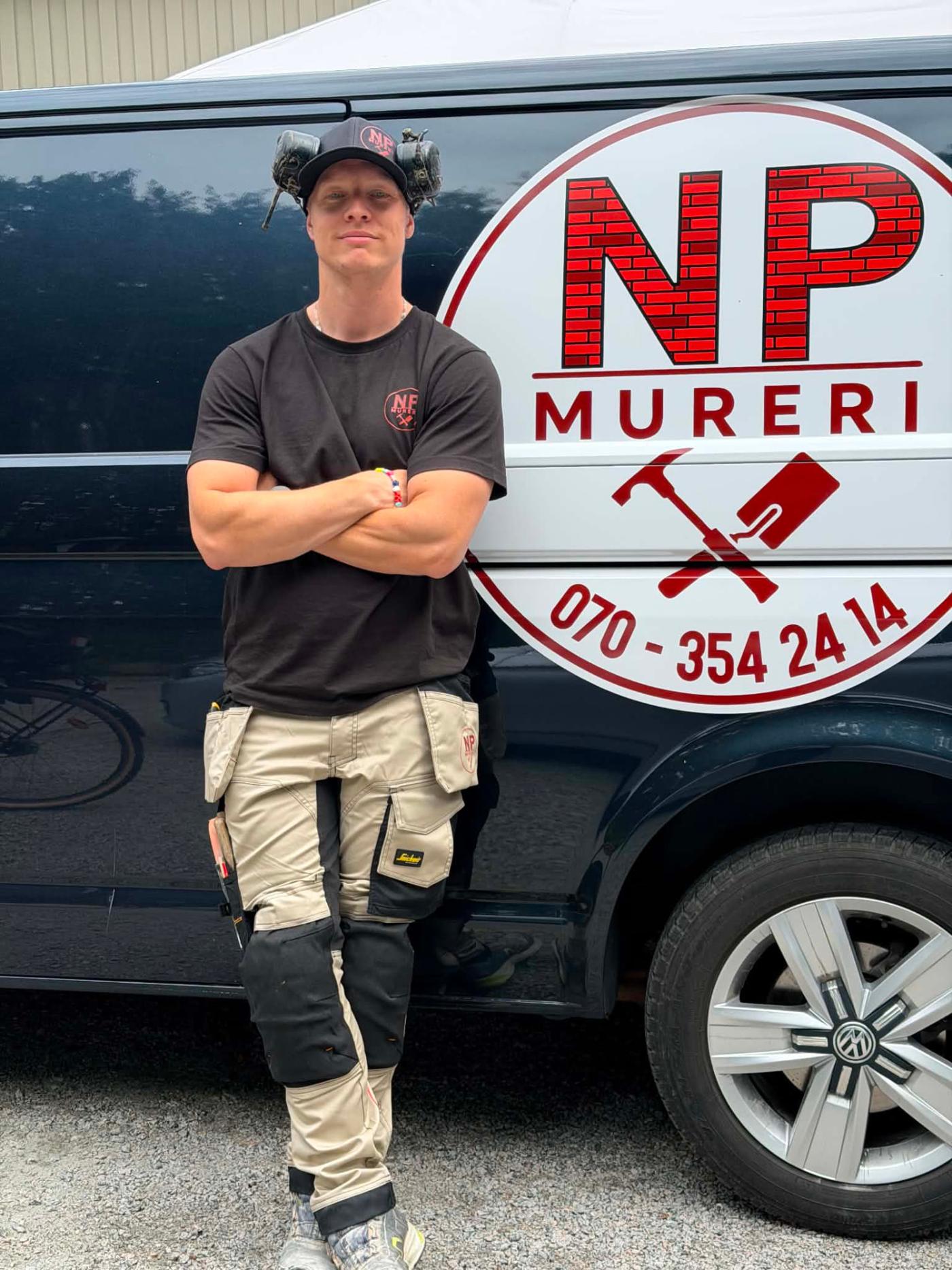 Niklas Permarv, murare på NP Mureri, framför företagets servicebil
